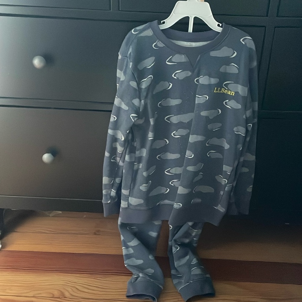 Boys M lil Bean sweatsuit